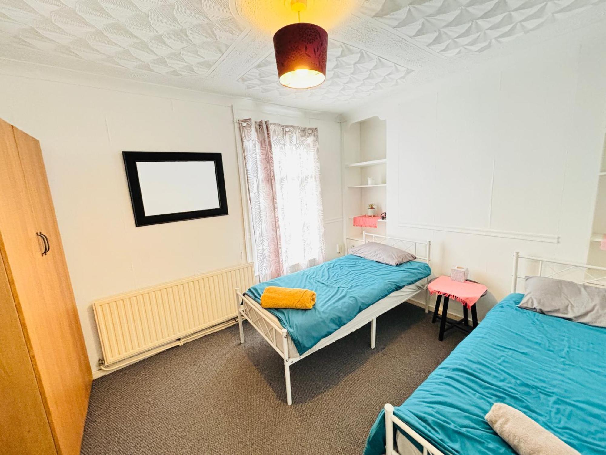Entire 3 Bedroom House- Free Parking Liverpool Exterior foto