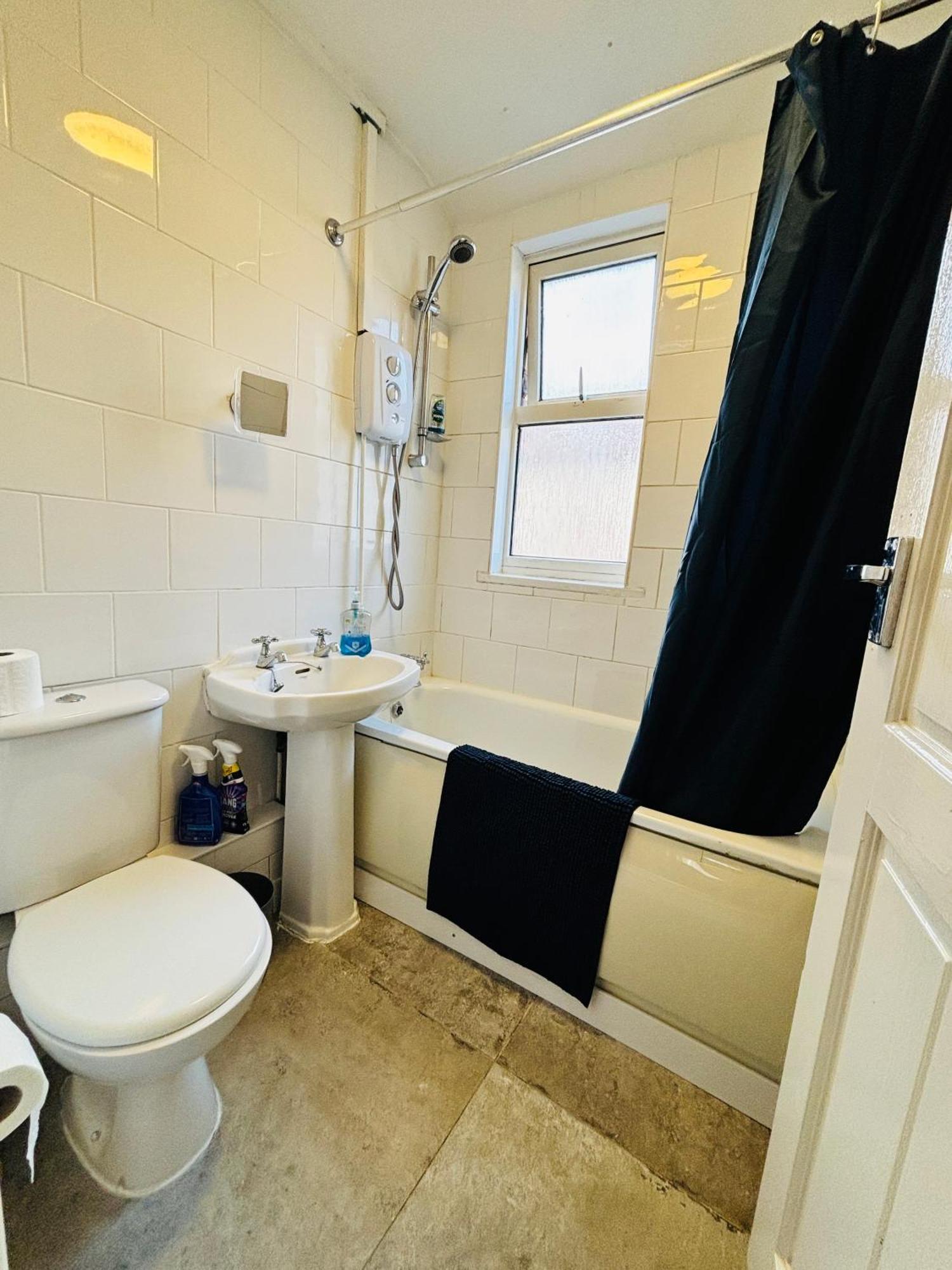 Entire 3 Bedroom House- Free Parking Liverpool Exterior foto